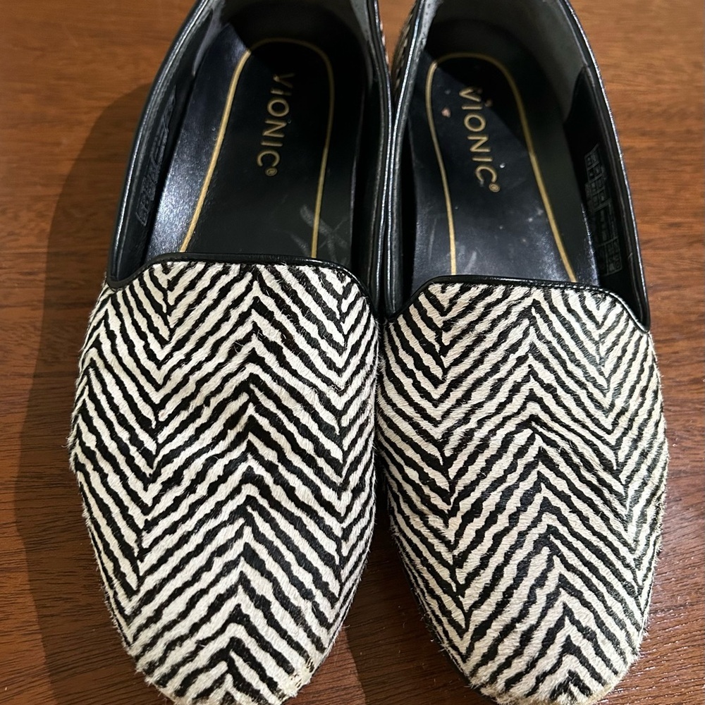 Vionic Black and White Geometric Flats